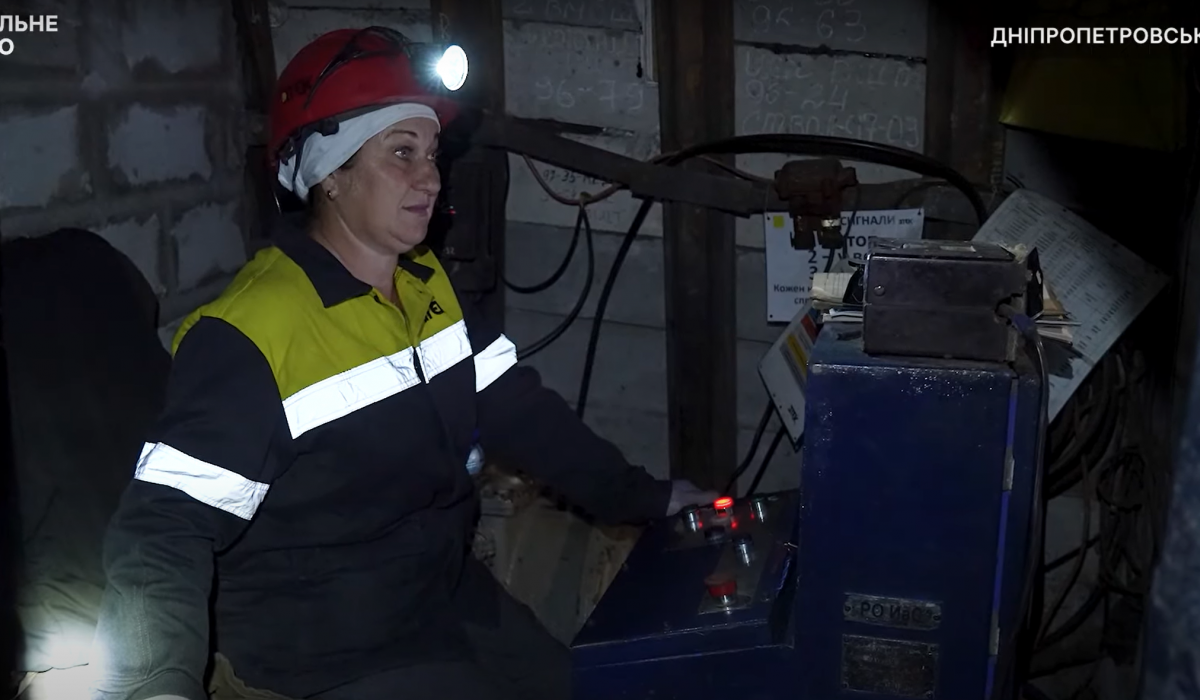 Відео / Перші жінки шахтарки стали до роботи