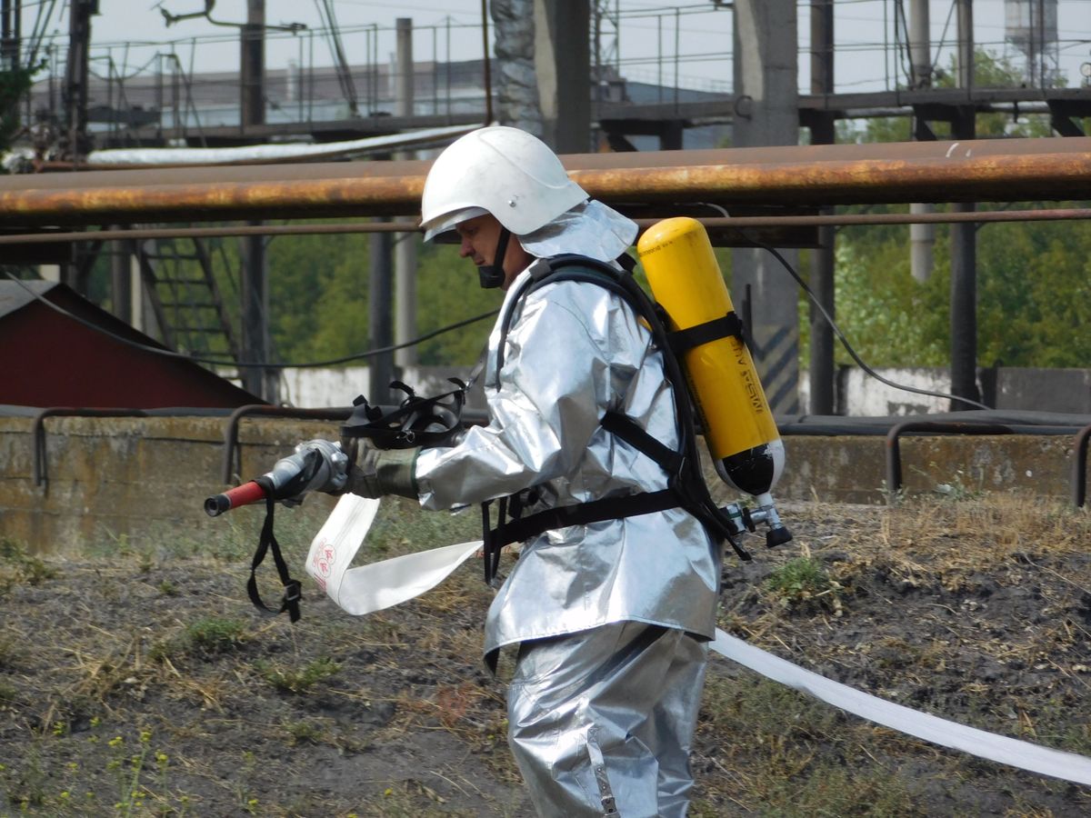 Well-prepared for emergencies: power engineers of DTEK Kurakhivska TPP performed a drill on extinguishing a fire in a fuel oil container.  3