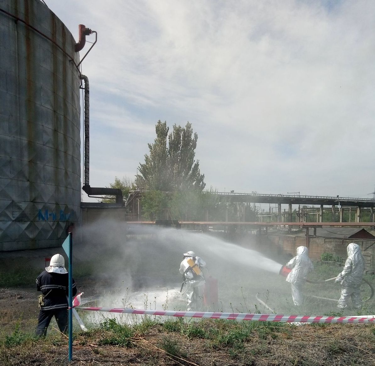 Well-prepared for emergencies: power engineers of DTEK Kurakhivska TPP performed a drill on extinguishing a fire in a fuel oil container.  1