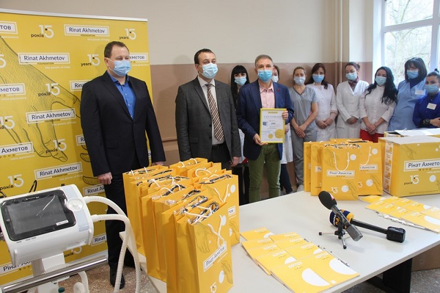 The fight against COVID-19 continues: DTEK and Rinat Akhmetov's fund donate ventilator to hospital in Vinnytsia region.  1