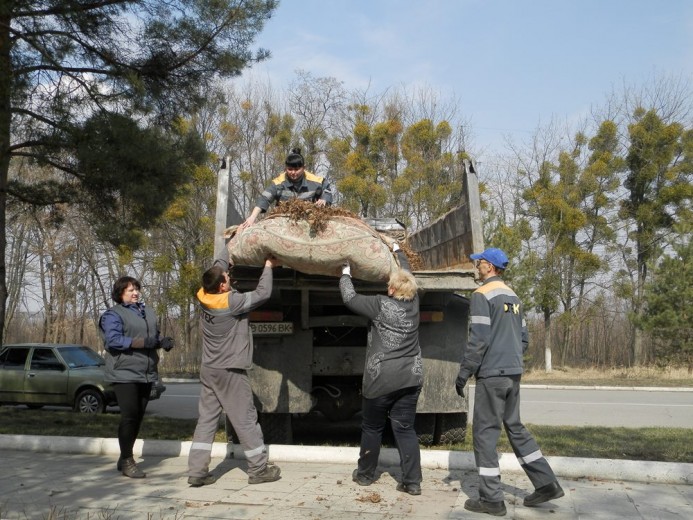 Працівники Ладижинської ТЕС зробили лісосмугу Ладижина чистішою на 5 машин сміття