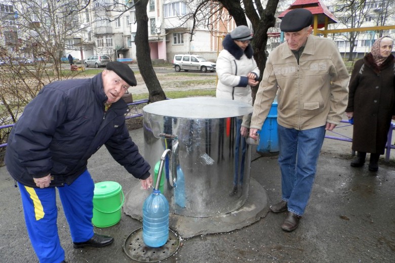 За кошти ДТЕК відновлено роботу криниці в одному з найбільших дворів Ладижина