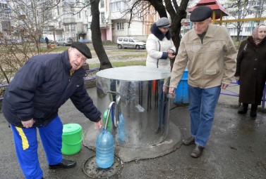 За кошти ДТЕК відновлено роботу криниці в одному з найбільших дворів Ладижина