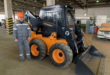 Поповнення в гаражі ДТЕК Бурштинська ТЕС: новий автонавантажувач – для безпечної роботи