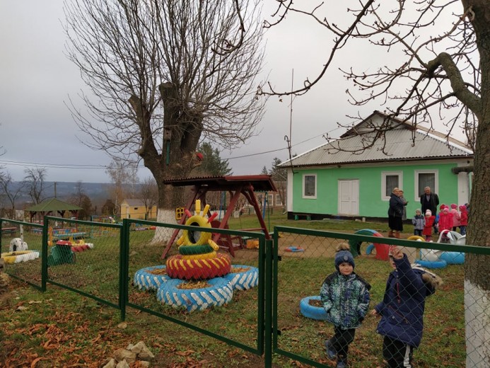 Подбали про безпеку маленьких «сонечок»: завдяки «Громаді своїми руками» в дитячому садку на Вінниччині встановили огорожу