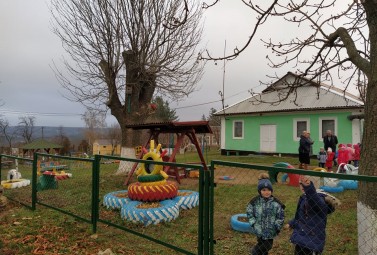 Подбали про безпеку маленьких «сонечок»: завдяки «Громаді своїми руками» в дитячому садку на Вінниччині встановили огорожу