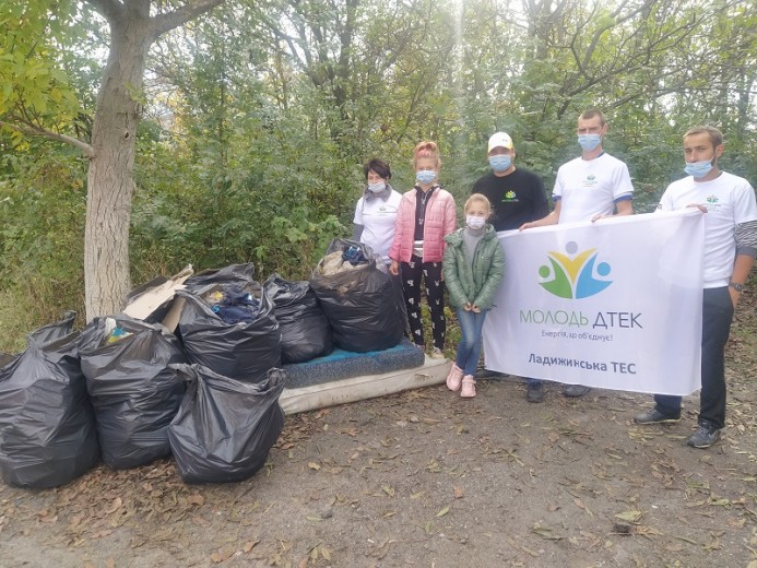 Good deals to cure the autumn blues: members of the youth movement of DTEK Ladyzhynska TPP held a work party in the city