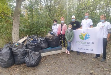 Good deals to cure the autumn blues: members of the youth movement of DTEK Ladyzhynska TPP held a work party in the city