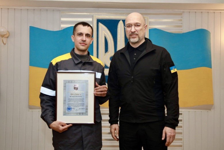 Міністр енергетики Денис Шмигаль відзначив на обстріляній ТЕС енергетиків за проходження найскладнішого опалювального сезону