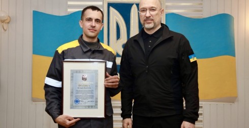 Міністр енергетики Денис Шмигаль відзначив на обстріляній ТЕС енергетиків за проходження найскладнішого опалювального сезону