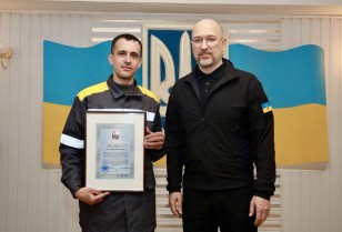 Міністр енергетики Денис Шмигаль відзначив на обстріляній ТЕС енергетиків за проходження найскладнішого опалювального сезону Міністр енергетики Денис Шмигаль відзначив на обстріляній ТЕС енергетиків за проходження найскладнішого опалювального сезону