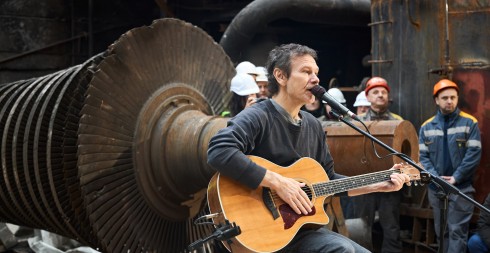 Святослав Вакарчук виступив для енергетиків ДТЕК на зруйнованій ТЕС після найважчої зими Святослав Вакарчук виступив для енергетиків ДТЕК на зруйнованій ТЕС після найважчої зими