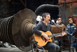 Святослав Вакарчук виступив для енергетиків ДТЕК на зруйнованій ТЕС після найважчої зими