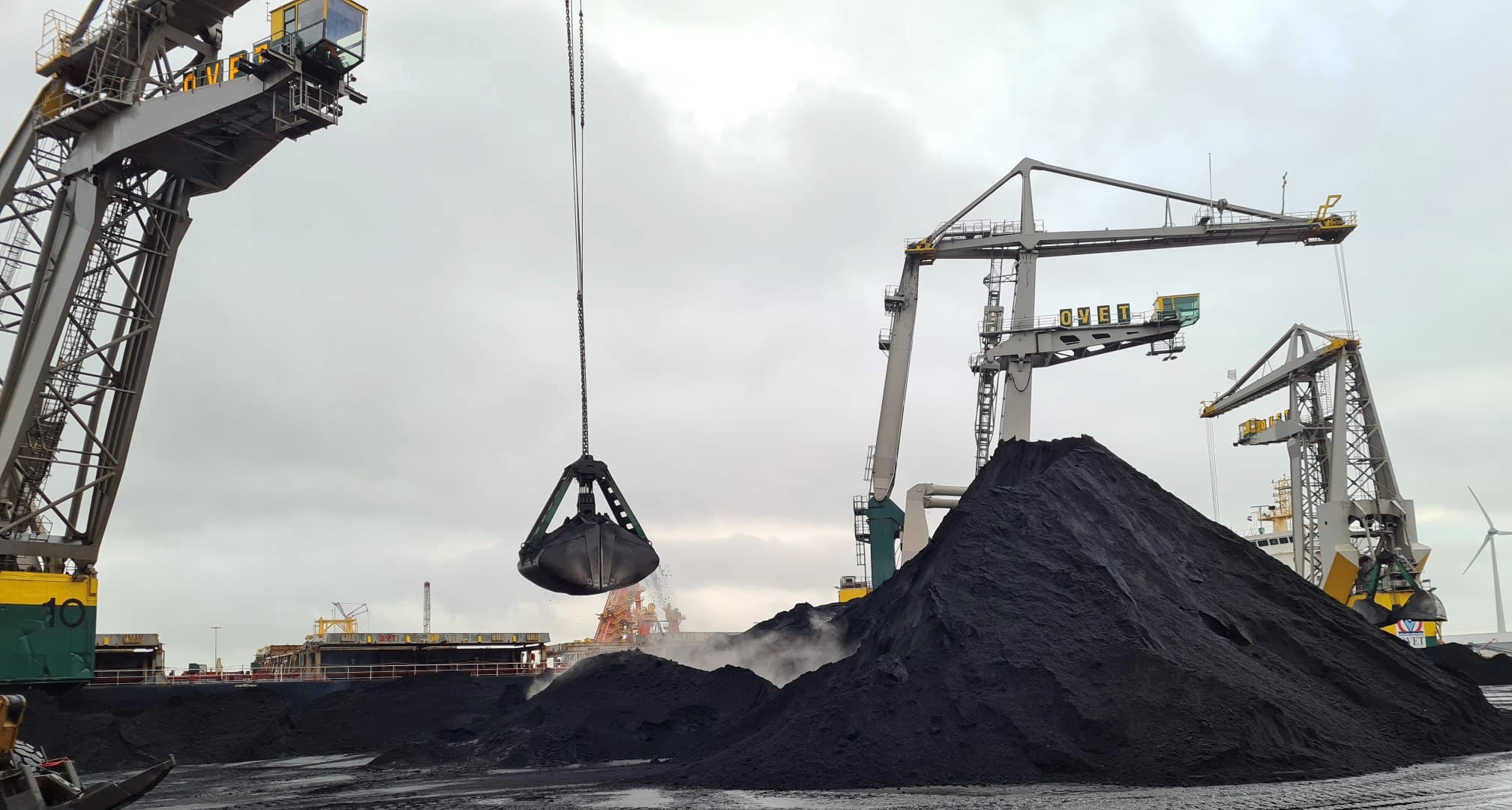 ДТЕК зустрічає чергові два судна «Панамакс» з 150 тис. т американського вугілля