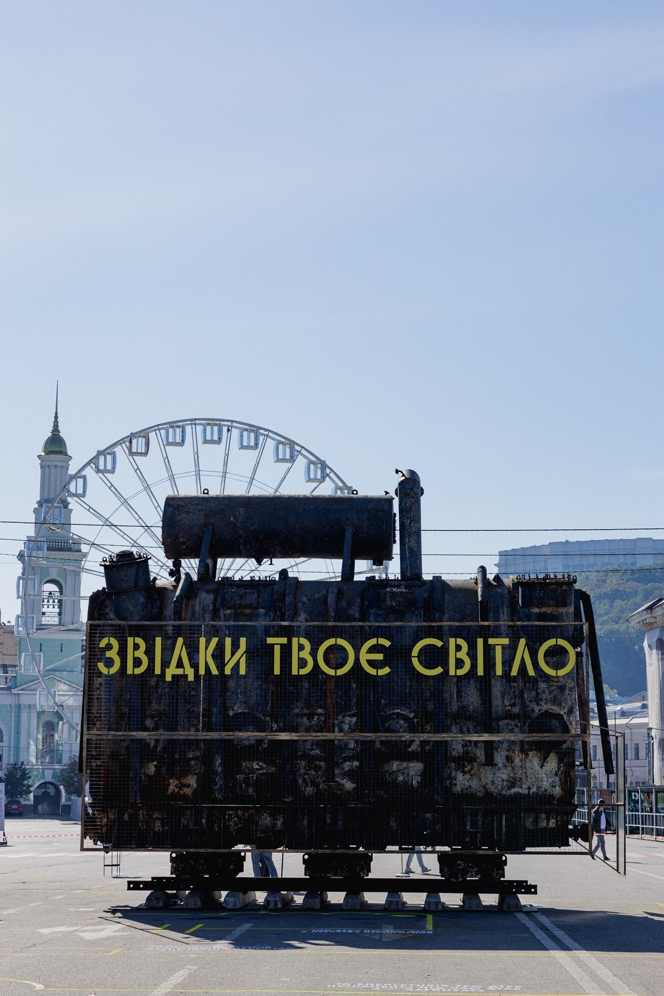 Енергетики вперше показали киянам, як виглядає обладнання ТЕС після російських ударів.  1