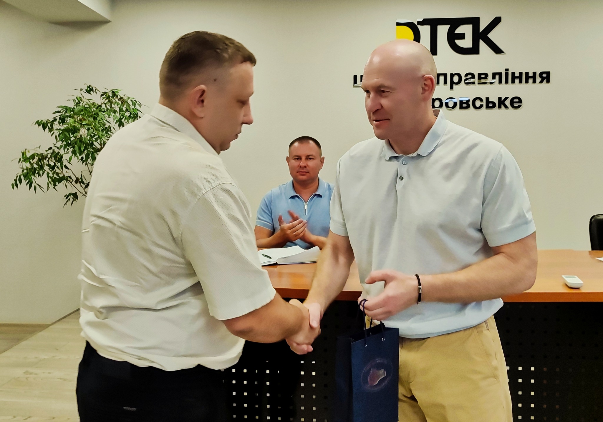 18 працівники ДТЕК Енерго отримали державні відзнаки за відданість справі і стійкість під обстрілами.  5