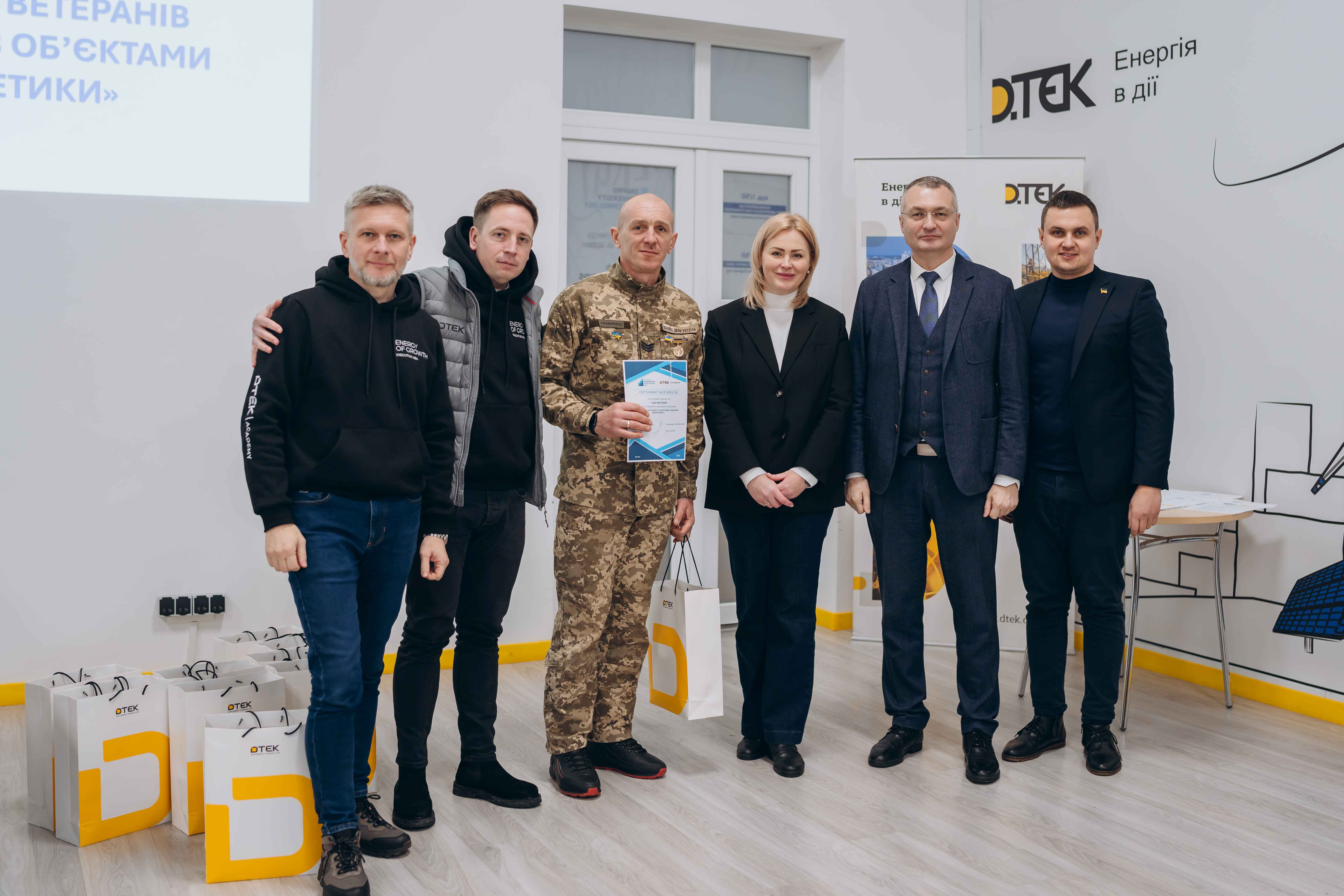 Ветерани за підтримки ДТЕК опанували нову професію у сфері сонячної енергетики. 6 Ветерани за підтримки ДТЕК опанували нову професію у сфері сонячної енергетики. 5