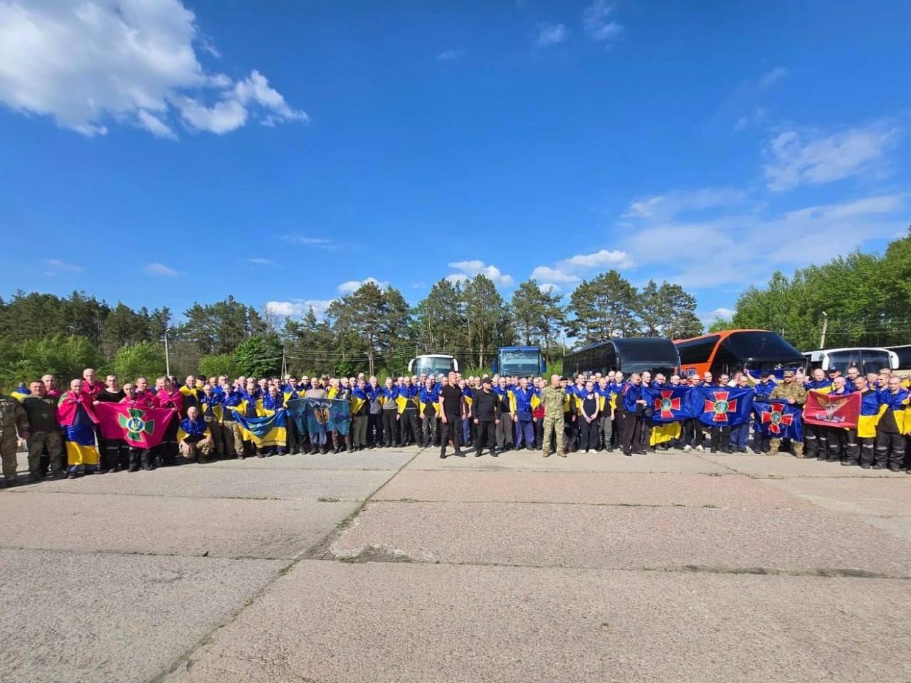 П'ятеро шахтарів та енергетиків ДТЕК Енерго повернулися додому з полону в межах масштабного обміну між Україною та росією. 4 П'ятеро шахтарів та енергетиків ДТЕК Енерго повернулися додому з полону в межах масштабного обміну між Україною та росією. 3