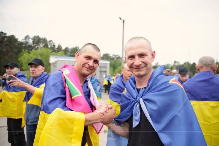 П'ятеро шахтарів та енергетиків ДТЕК Енерго повернулися додому з полону в межах масштабного обміну між Україною та росією. 3 П'ятеро шахтарів та енергетиків ДТЕК Енерго повернулися додому з полону в межах масштабного обміну між Україною та росією. 2