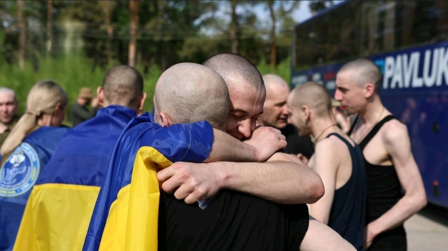 П'ятеро шахтарів та енергетиків ДТЕК Енерго повернулися додому з полону в межах масштабного обміну між Україною та росією. 2 П'ятеро шахтарів та енергетиків ДТЕК Енерго повернулися додому з полону в межах масштабного обміну між Україною та росією. 1