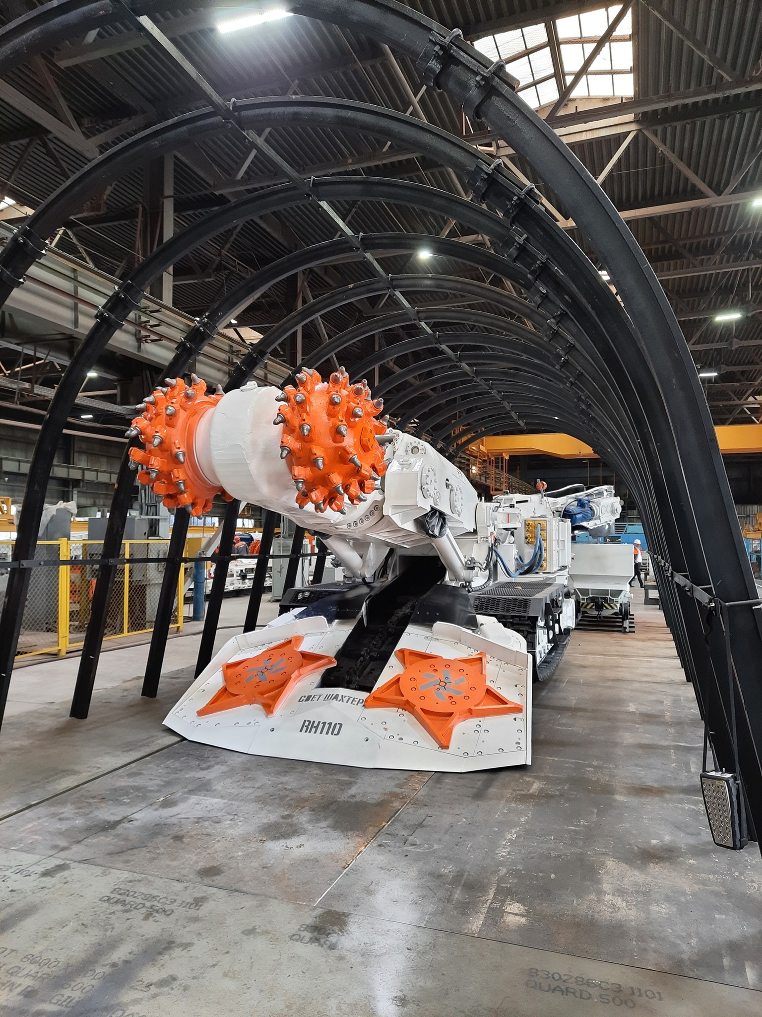 З початку року машинобудівники ДТЕК Енерго виготовили 4 нові прохідницькі комбайни та 939 тисяч запчастин для шахт. 2 З початку року машинобудівники ДТЕК Енерго виготовили 4 нові прохідницькі комбайни та 939 тисяч запчастин для шахт. 1