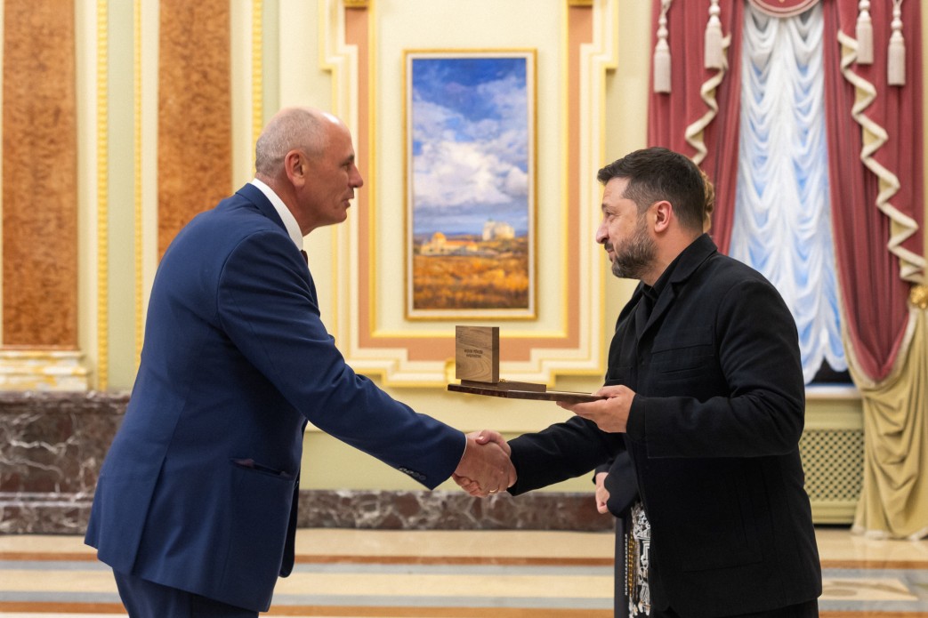 Президент нагородив директора Придніпровської ТЕС Анатолія Боричевського відзнакою «Національна легенда України».  1