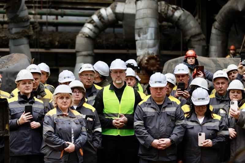 Міністр енергетики Денис Шмигаль відзначив на обстріляній ТЕС енергетиків за проходження найскладнішого опалювального сезону.  2