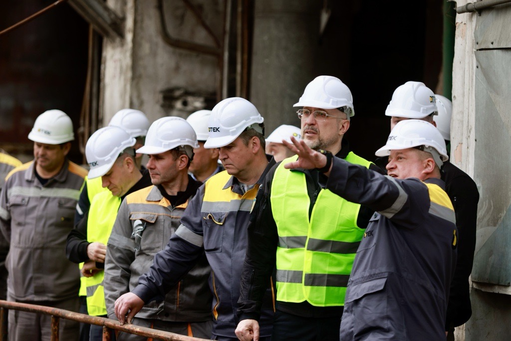 Міністр енергетики Денис Шмигаль відзначив на обстріляній ТЕС енергетиків за проходження найскладнішого опалювального сезону.  1