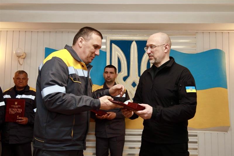 Міністр енергетики Денис Шмигаль відзначив на обстріляній ТЕС енергетиків за проходження найскладнішого опалювального сезону.  3