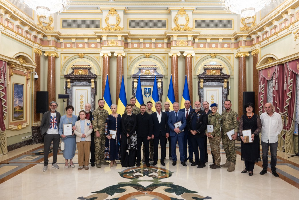 Президент нагородив директора Придніпровської ТЕС Анатолія Боричевського відзнакою «Національна легенда України».  5