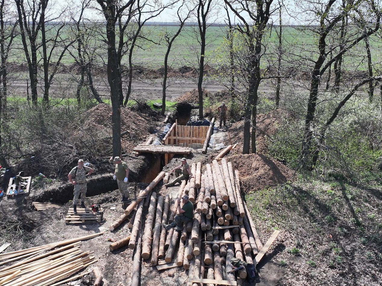 ДТЕК Енерго допоміг ЗСУ звести 26 км захисних укріплень в Донецькій області.  2