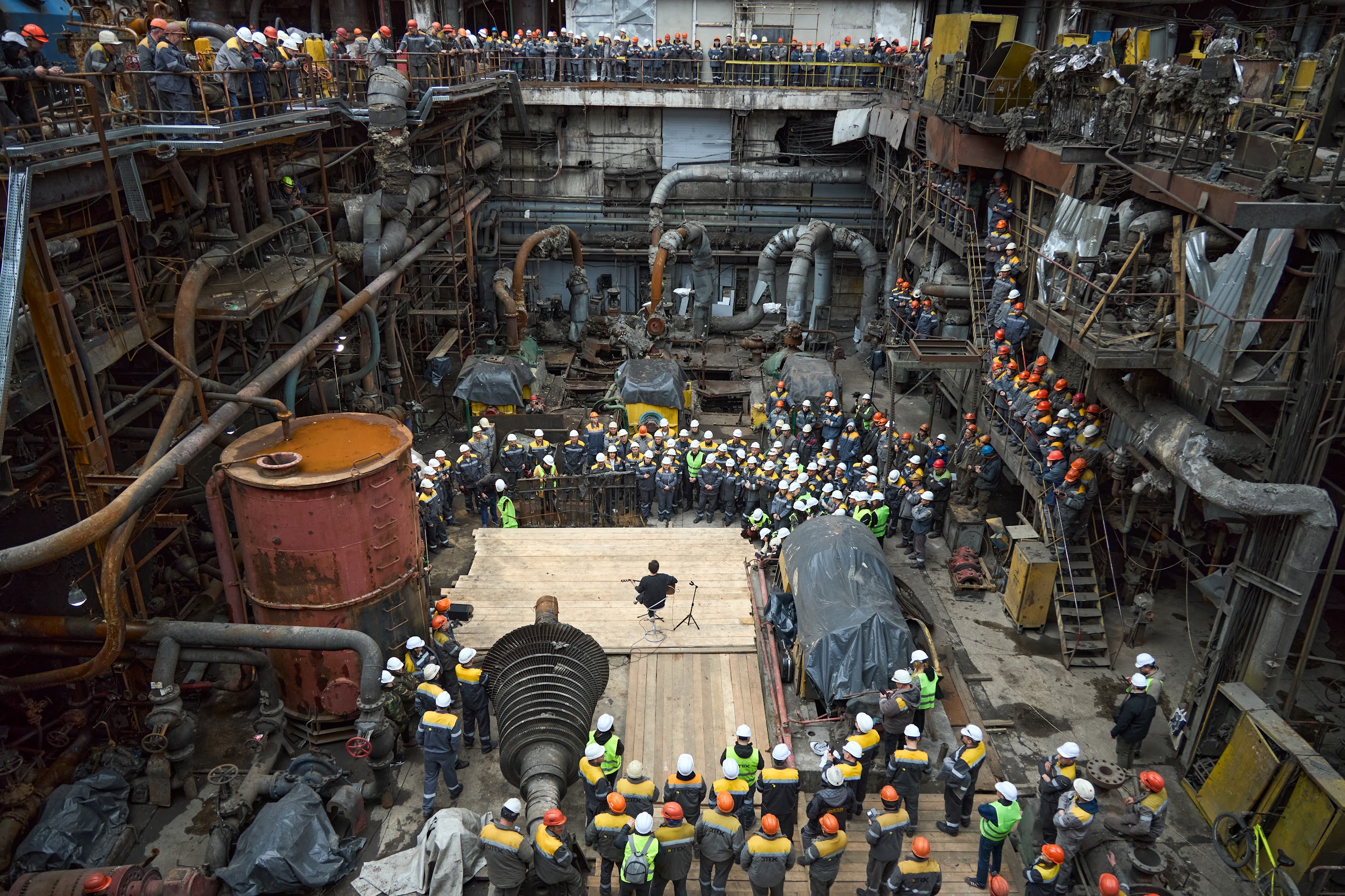 Святослав Вакарчук виступив для енергетиків ДТЕК на зруйнованій ТЕС після найважчої зими. 2 Святослав Вакарчук виступив для енергетиків ДТЕК на зруйнованій ТЕС після найважчої зими. 1