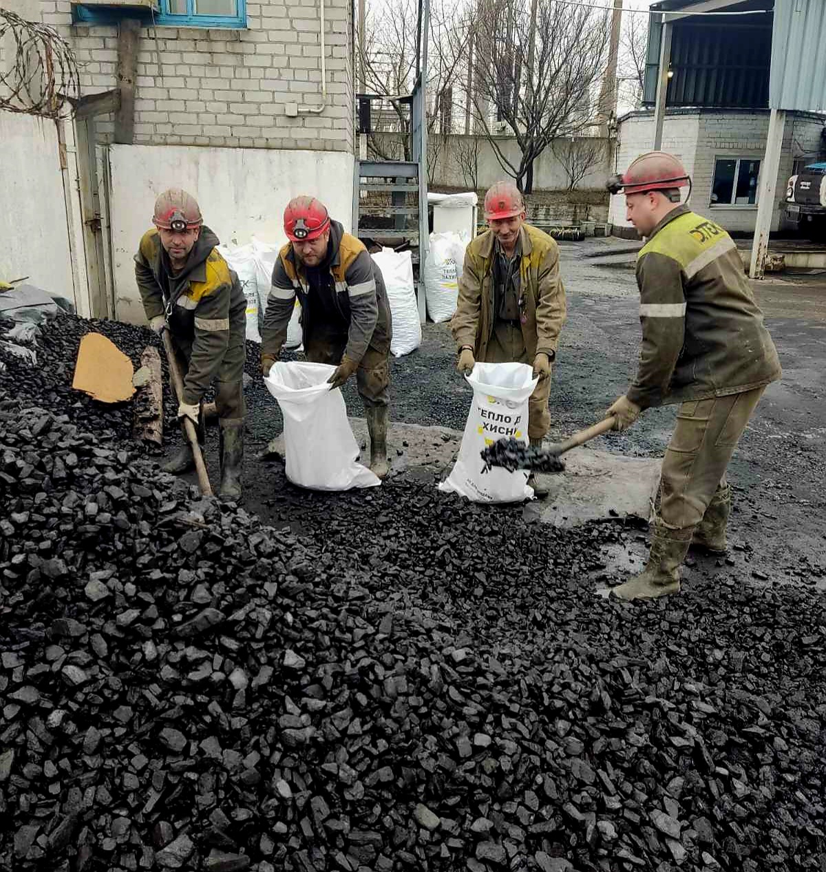 Шахтарі ДТЕК Енерго передали понад 1000 тонн вугілля для обігріву захисників України.  1